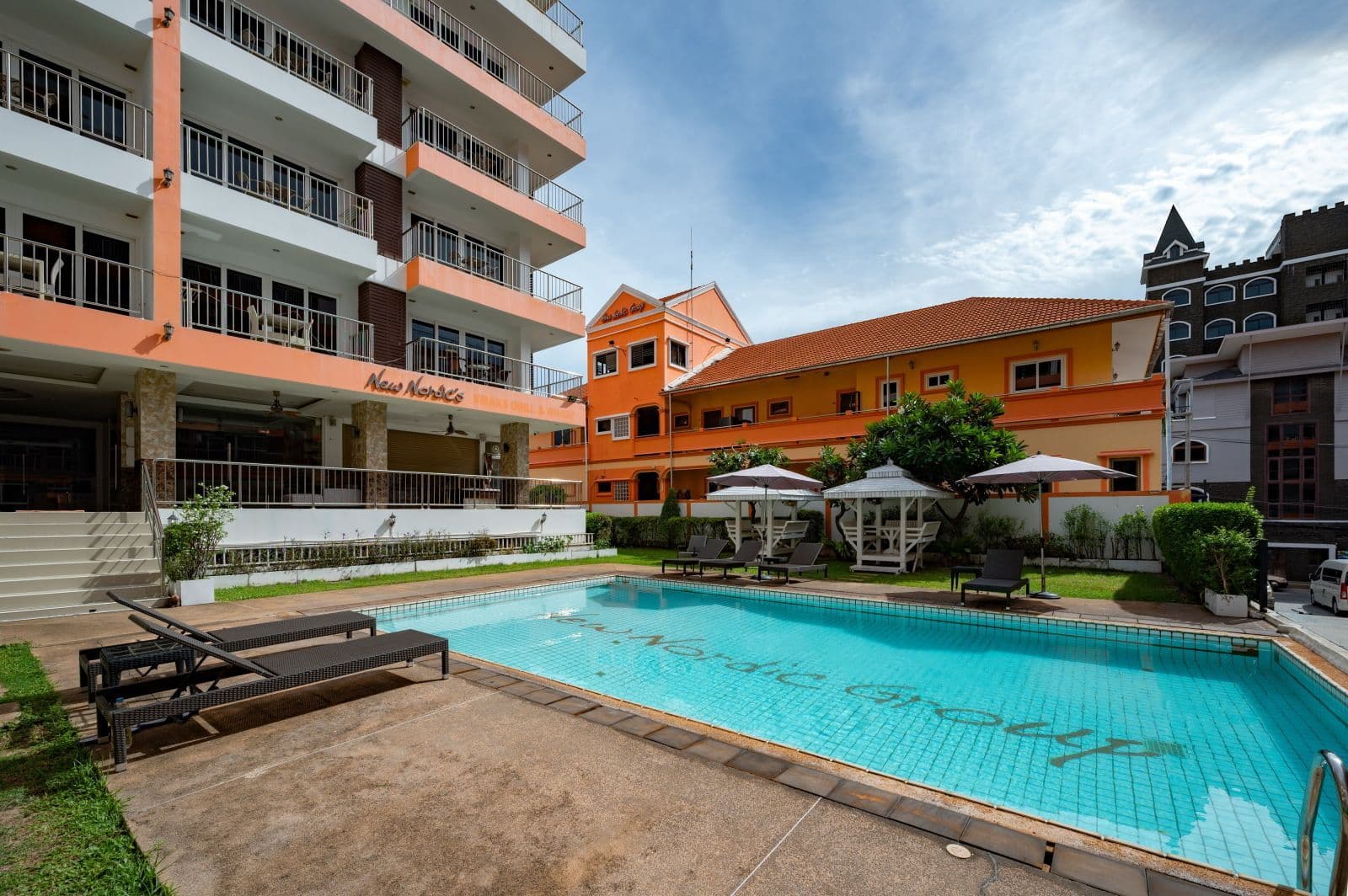 🌴 STYLISH 1-BEDROOM CONDO IN PRATUMNAK — 1